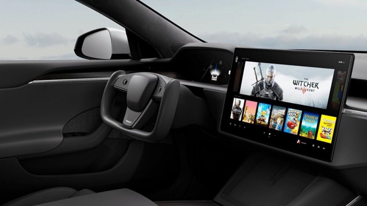 Власти США начали расследование из-за игр в Tesla во время движения