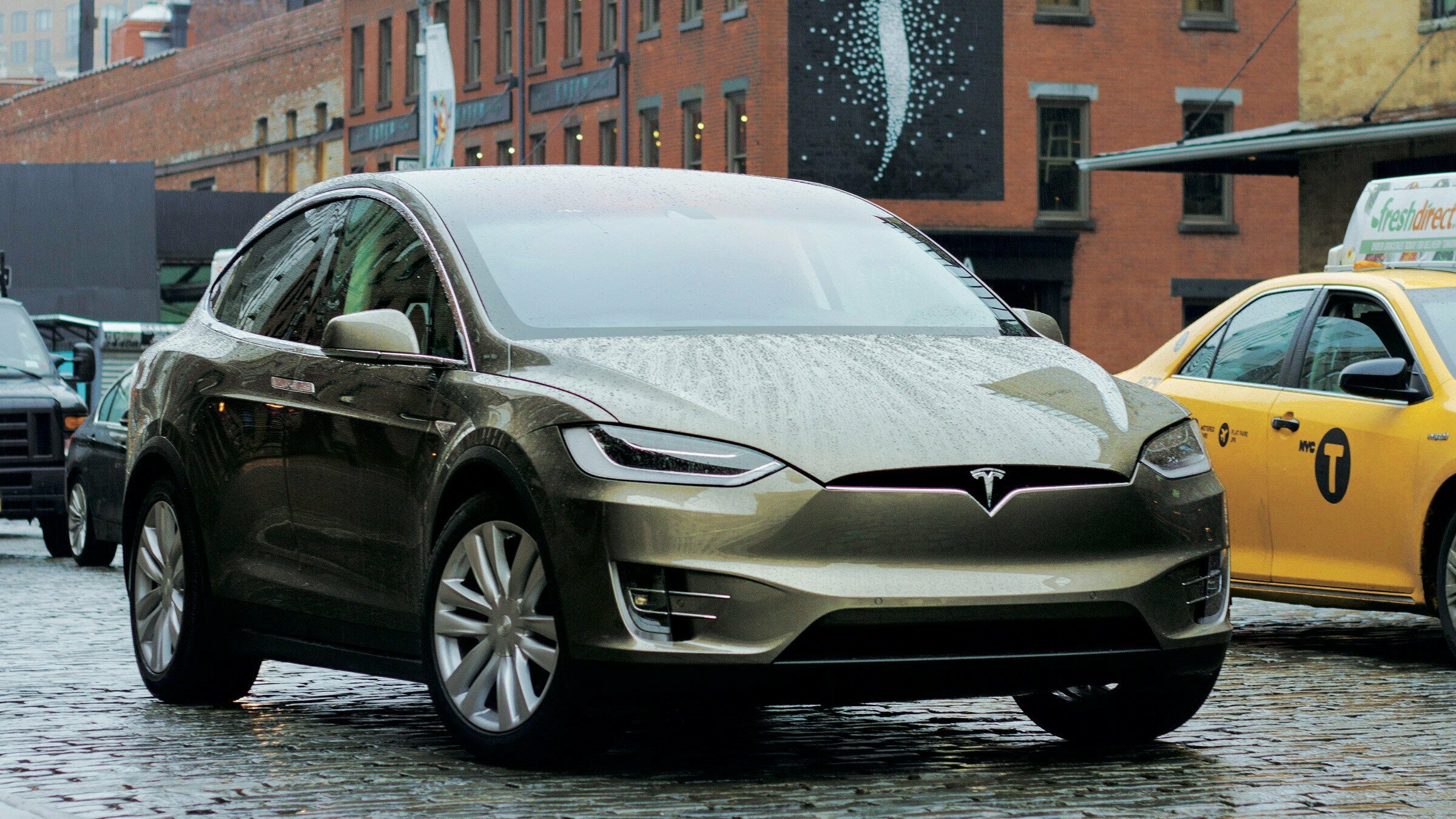 Посмотрите, как Tesla без водителя привозит кофе. Скептики говорят, что это фейк