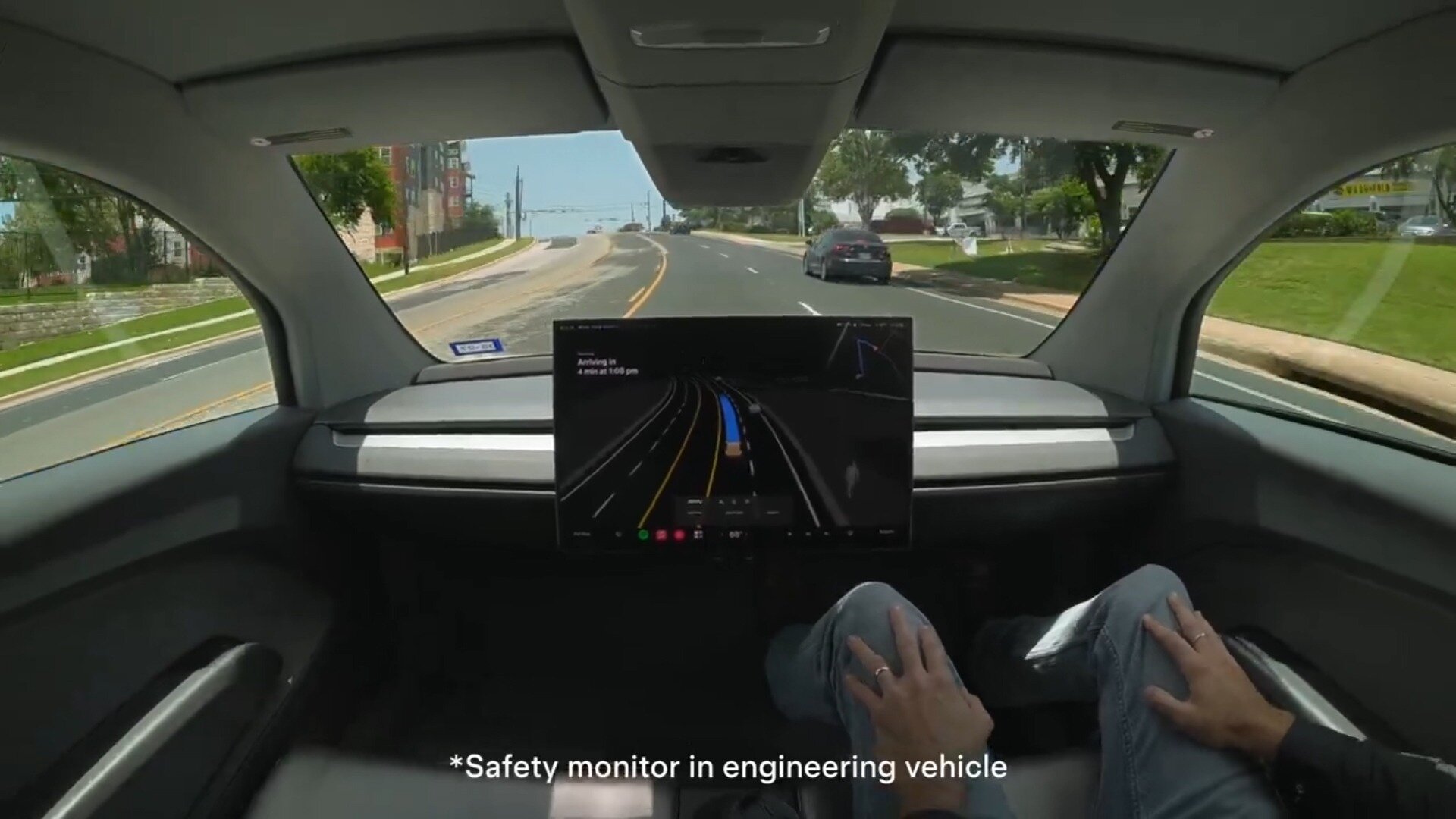 Tesla без руля и педалей выехала на дороги