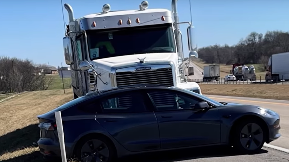 Грузовик почти километр тащил перед собой Tesla Model 3. Водитель её просто не заметил