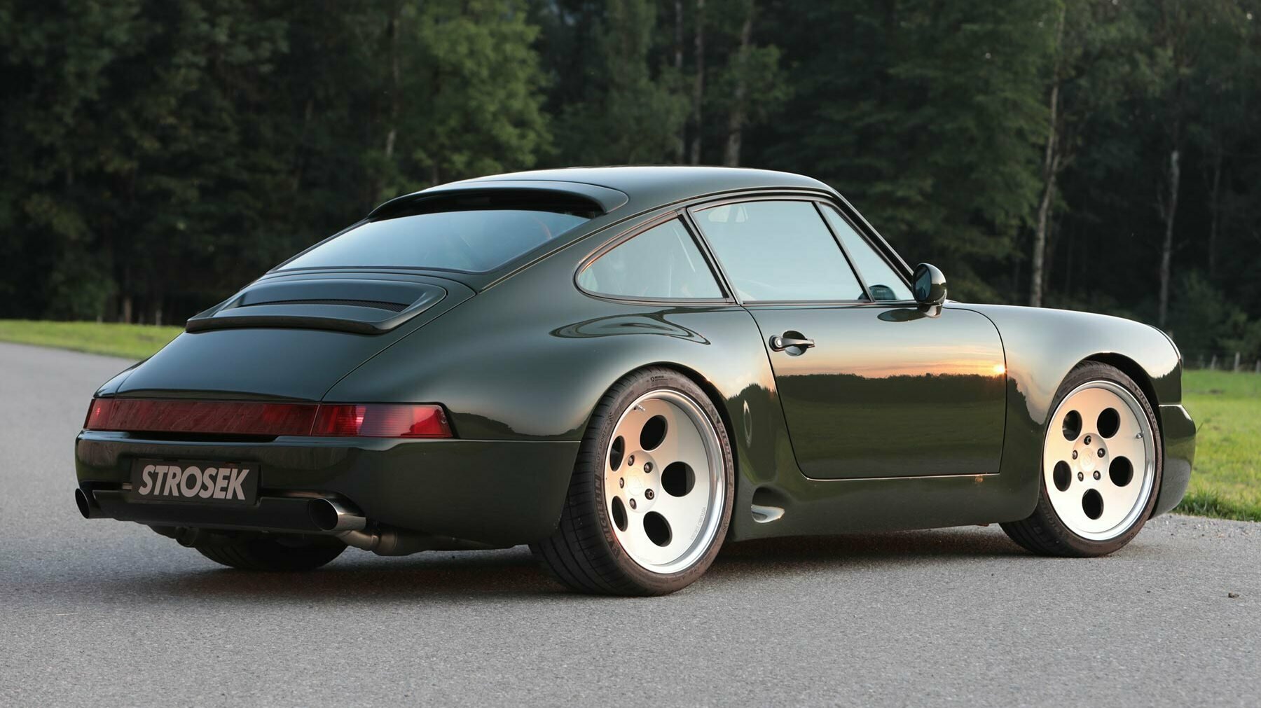 Посмотрите на один из самых крутых рестомодов на базе Porsche 911 (964) от Strosek 