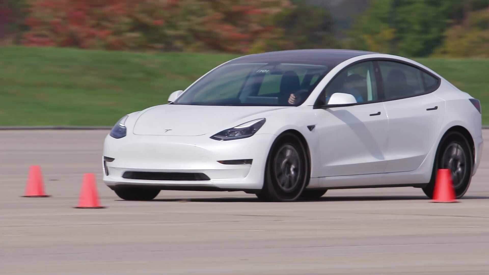 Goodyear тестирует безвоздушные шины на Tesla Model 3