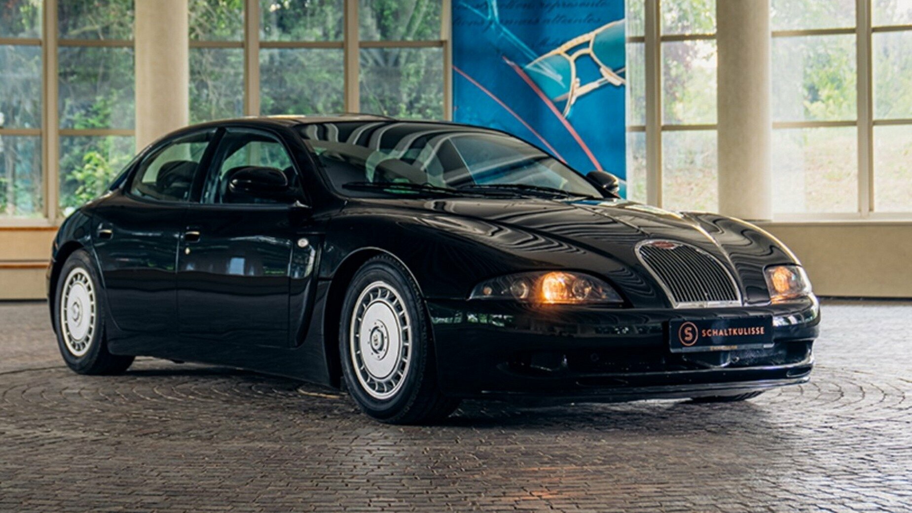 На продажу выставили суперседан Bugatti EB 112. Таких в мире всего три