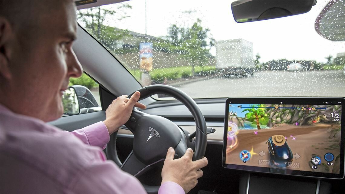 В электрокарах от Tesla можно играть на тачпаде за рулём. Это опасно