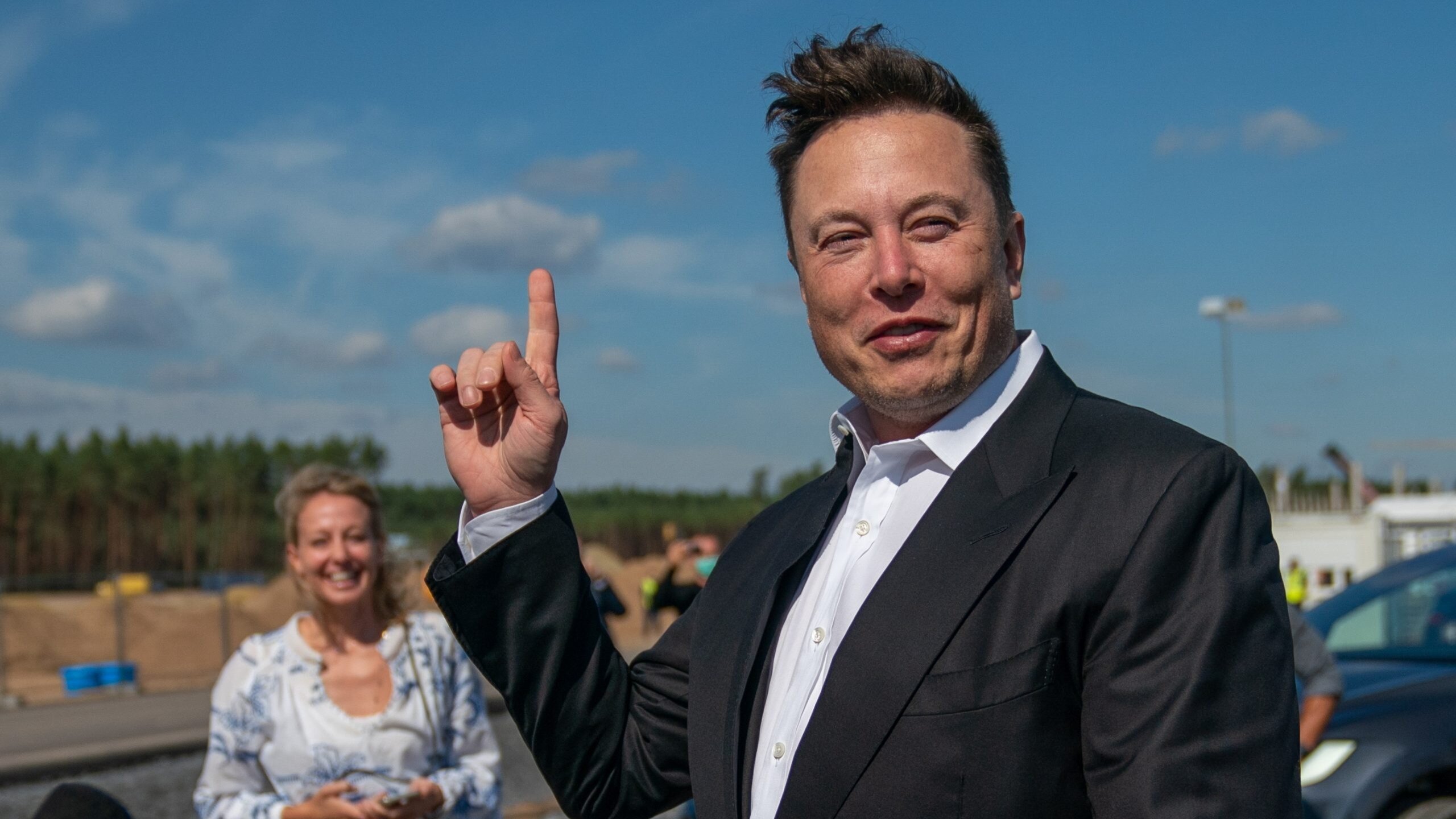 Илон Маск ответил российским владельцам Tesla. Они просили расширить сеть быстрых зарядных станций