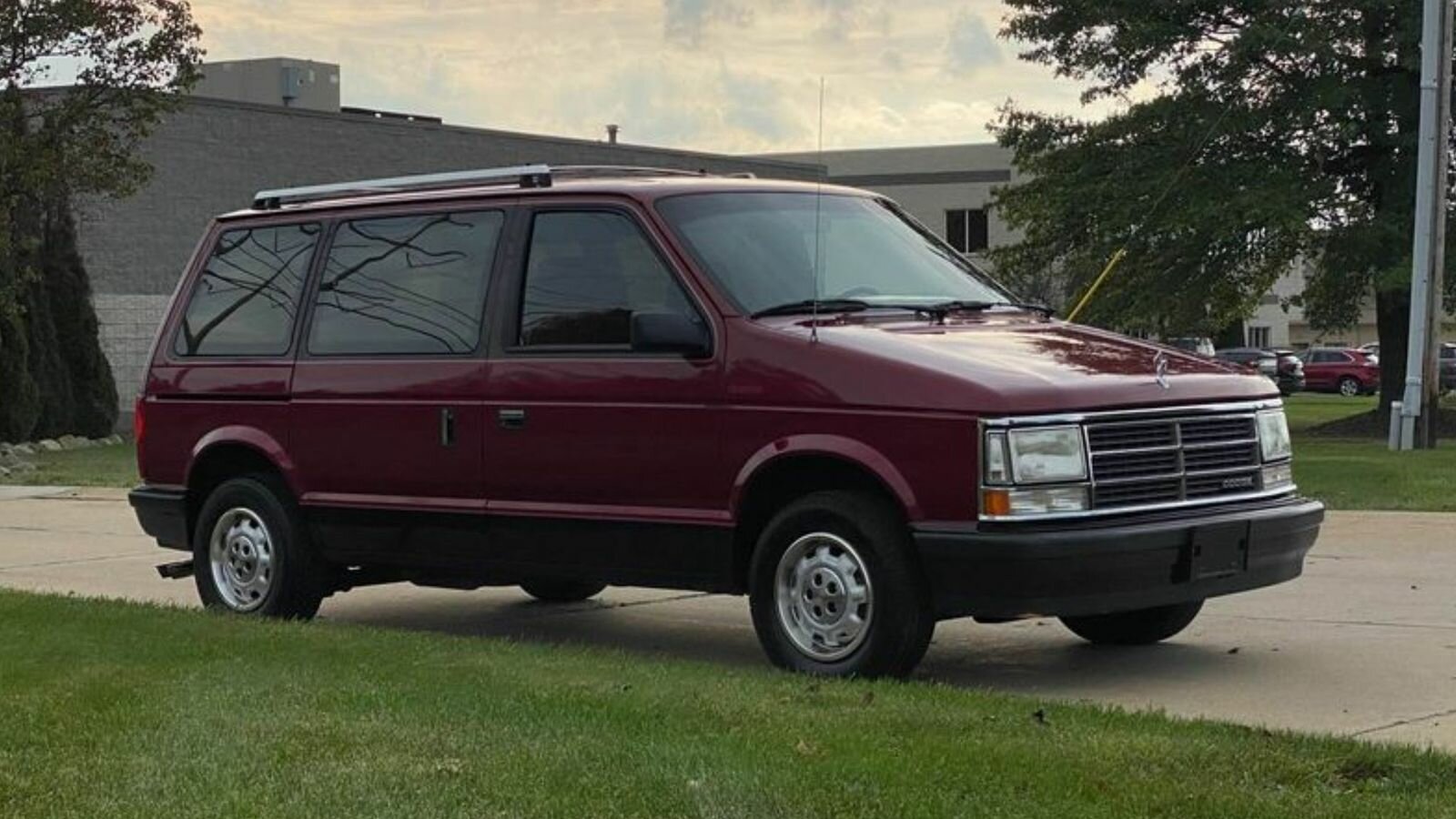 Очень редкий Dodge Caravan 1989 года выставили на продажу. У него турбомотор и «механика»