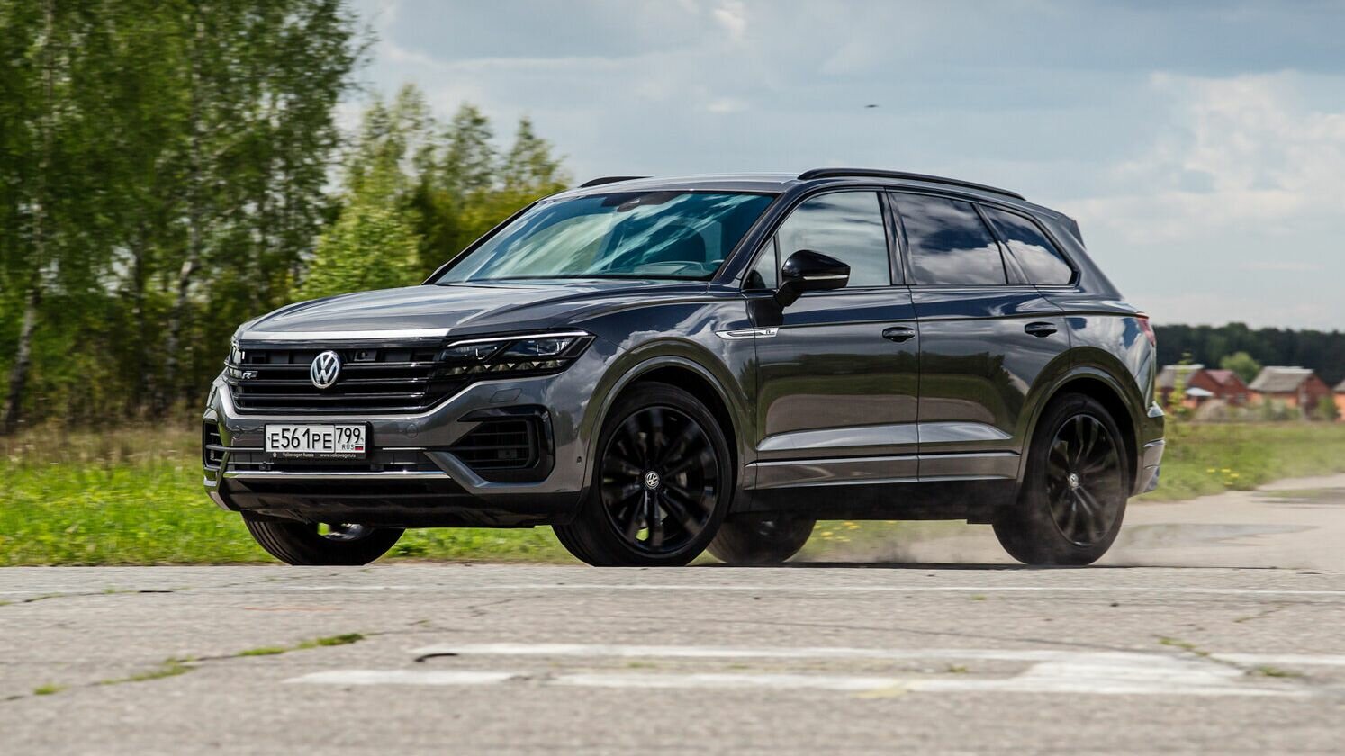 Volkswagen обновил стандартное оснащение и опции российского Touareg