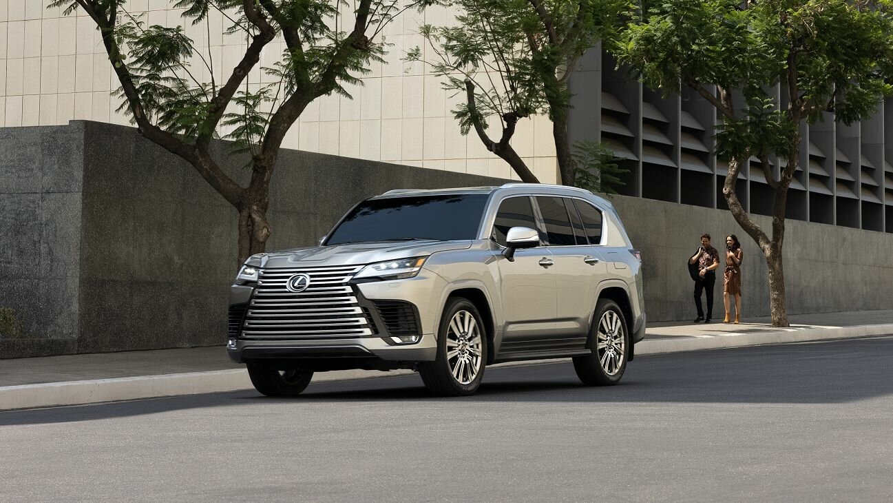 В России стартовали продажи самого роскошного внедорожника Lexus: комплектации и цены