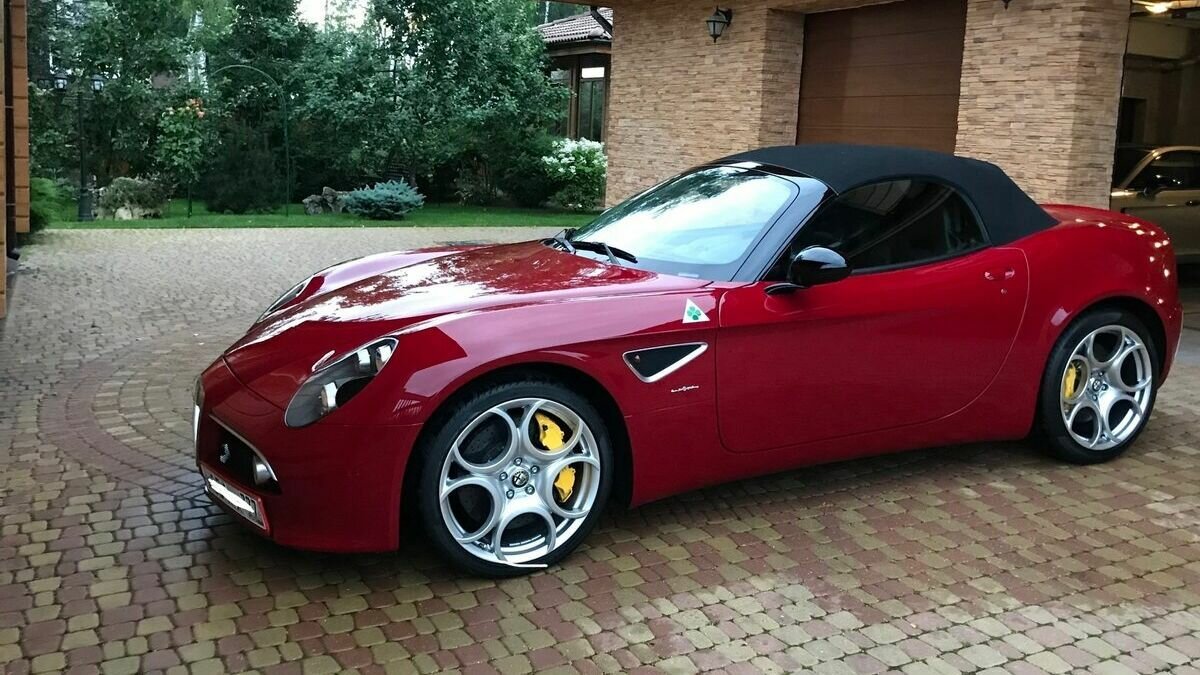 На Авто.ру продают очень редкую Alfa Romeo 8C Competizione. Почти без пробега