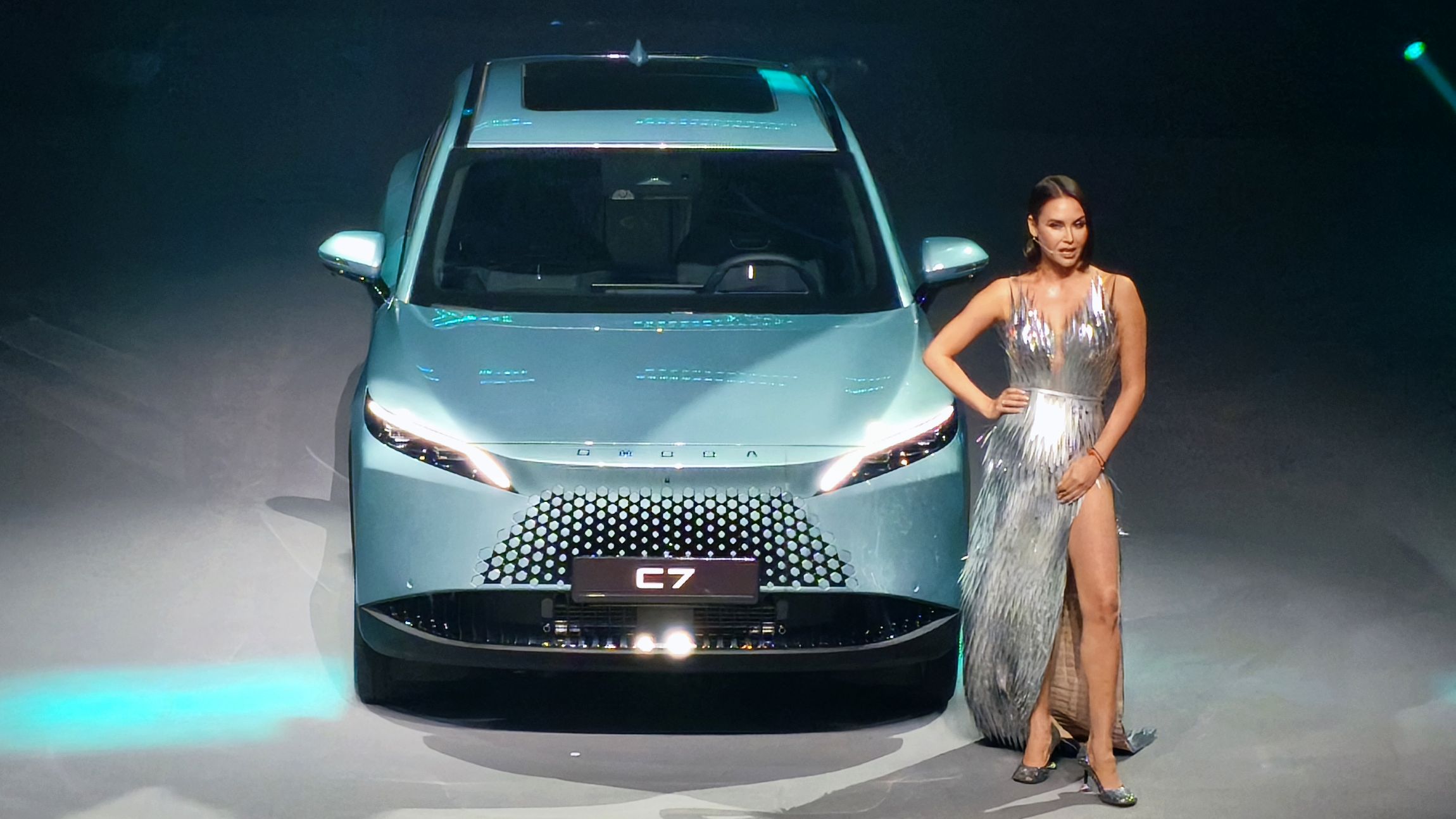 В России стартовали официальные продажи флагманского кроссовера Omoda C7: комплектации и цены