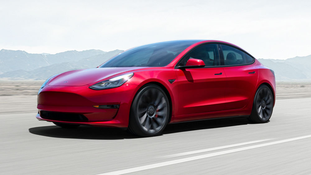Tesla начала продавать электрокары с аккумуляторами 2017 года