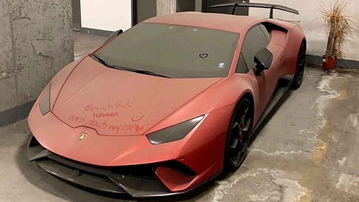 На парковке в Канаде обнаружили заброшенный Lamborghini Huracan. Никто не знает, чей он