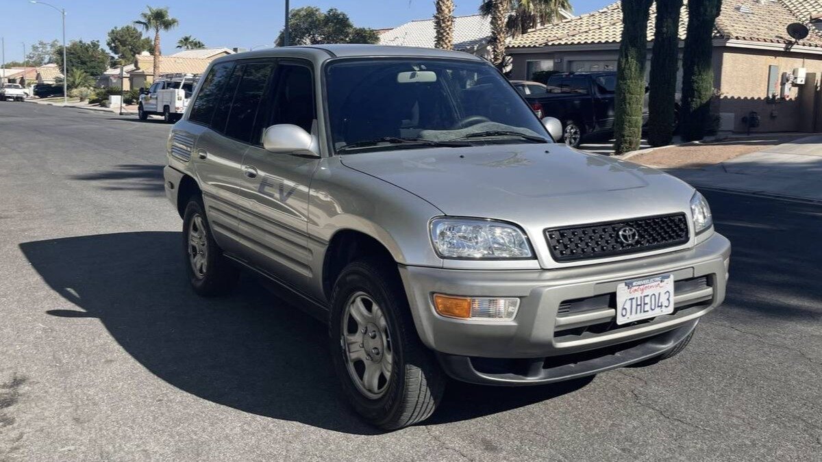 На продажу выставлен очень редкий кроссовер Toyota RAV4 — он электрический