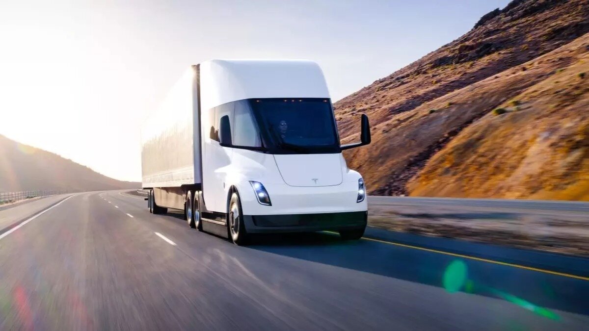 Илон Маск пообещал поставить Pepsi 100 тягачей Tesla Semi до конца года