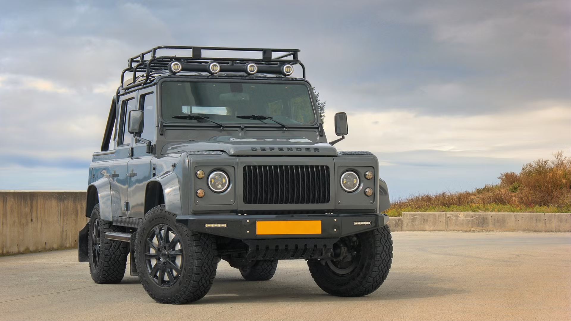 Классический Land Rover Defender стал мощным четырёхмоторным электрокаром