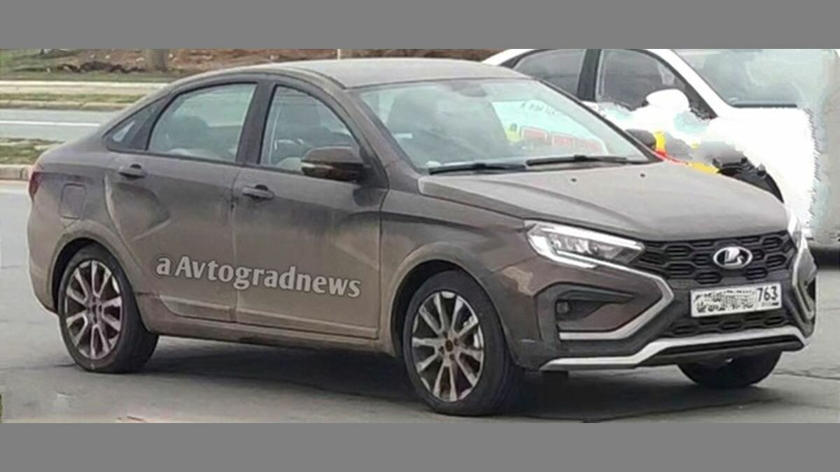 Появились фотографии рестайлингового седана Lada Vesta Cross с базовым салоном