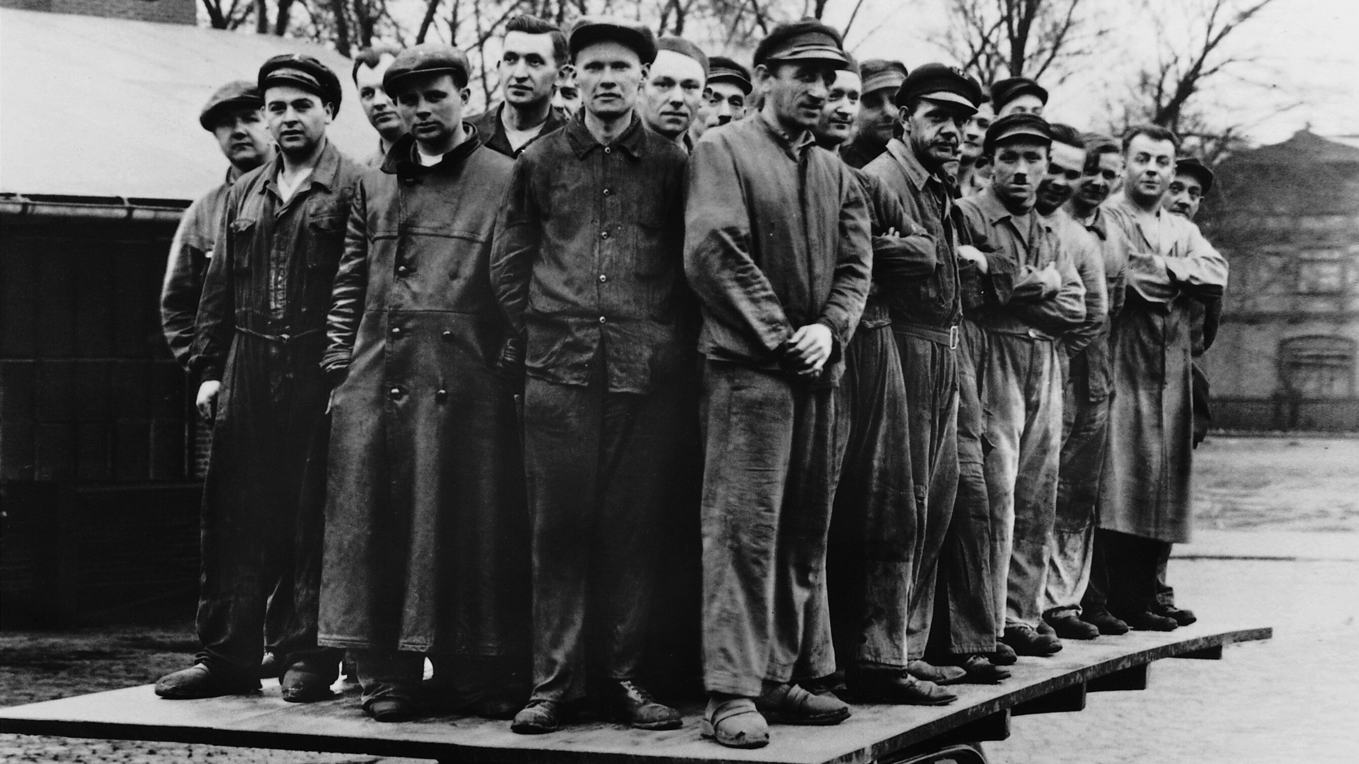 Что происходит на этой фотографии: люди на крыше машины