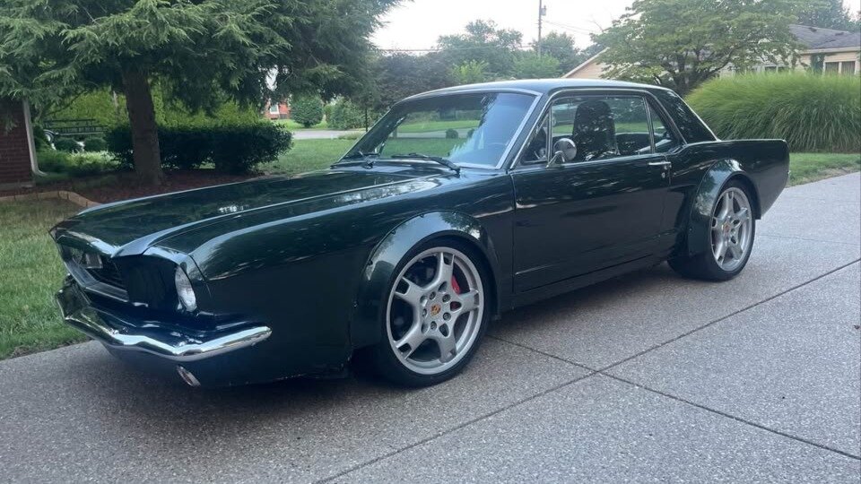 В продаже появился странный Ford Mustang на шасси Porsche 911