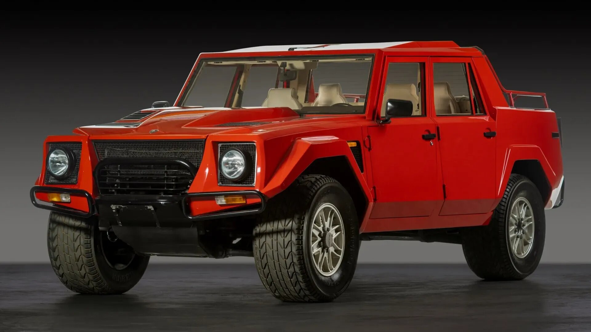 Один из 300 выпущенных внедорожников Lamborghini LM002 с мизерным пробегом пустят с молотка