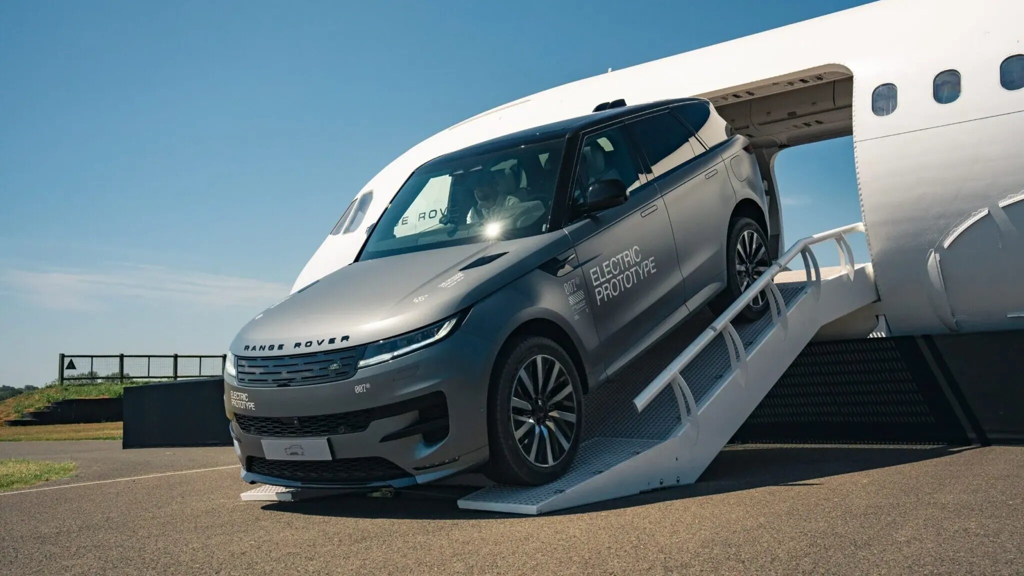 Рассекречен электрический Range Rover Sport: первые фото