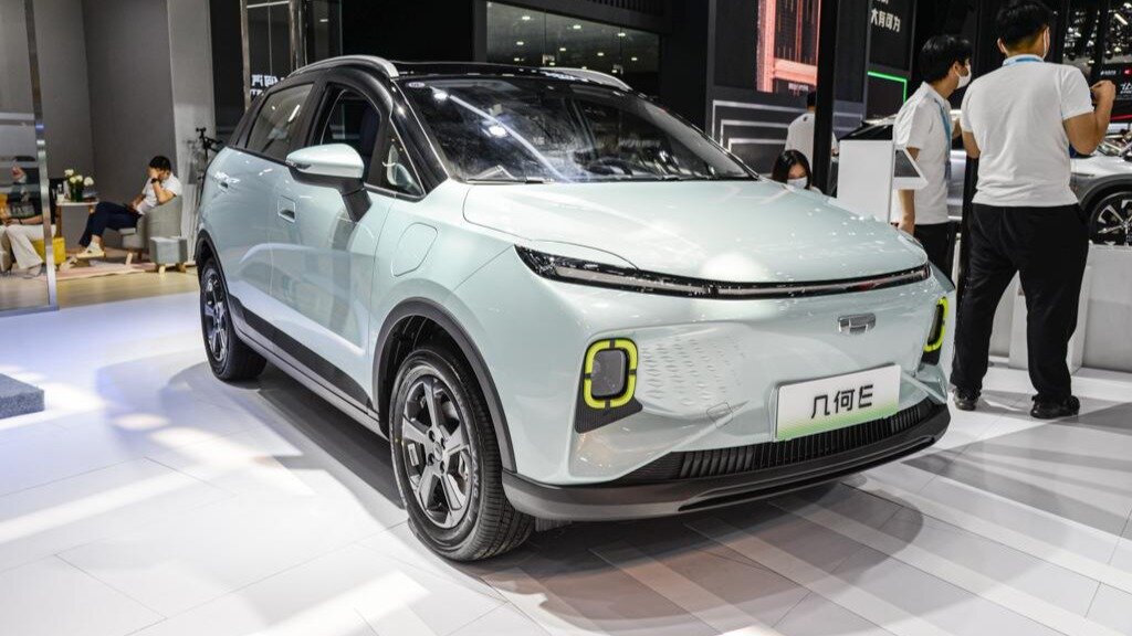 Марка Geely полностью рассекретила компактный электрокроссовер дешевле Lada Xray