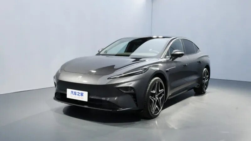 В России начали продавать китайский лифтбек Rising F7 размером с Mercedes-Benz E-класса 