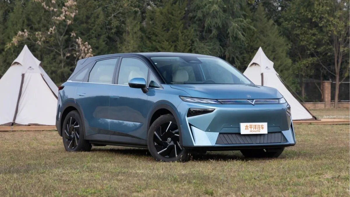 В России назвали цены на батарейную альтернативу Toyota RAV4 от Venucia