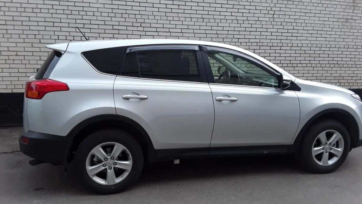 Toyota RAV4 с мизерным пробегом 10 лет простоял в гараже — теперь его продают