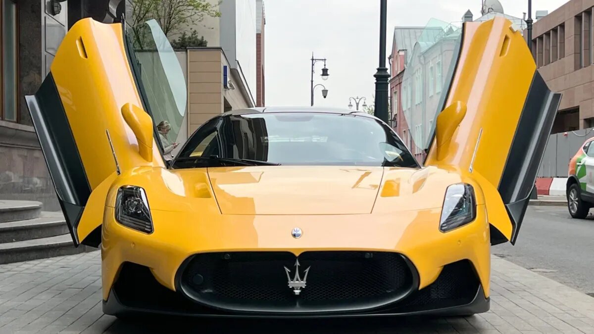 В Россию по параллельному импорту привезли суперкар Maserati MC20 — он стоит 38 миллионов рублей