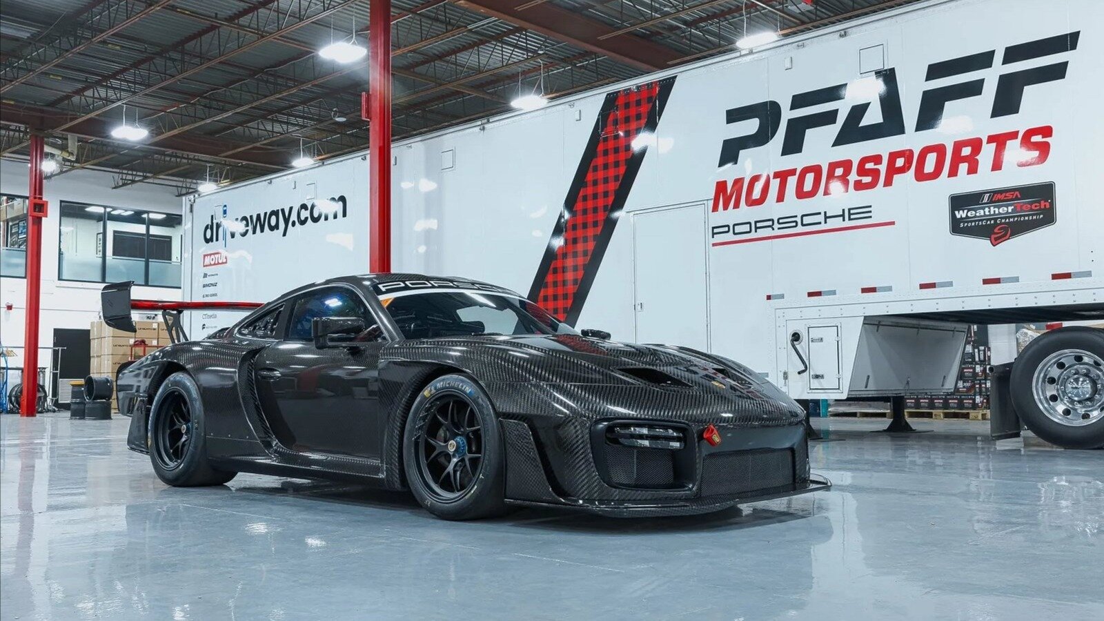 Очень редкий Porsche 935 с кузовом из «голого» карбона выставили на аукцион
