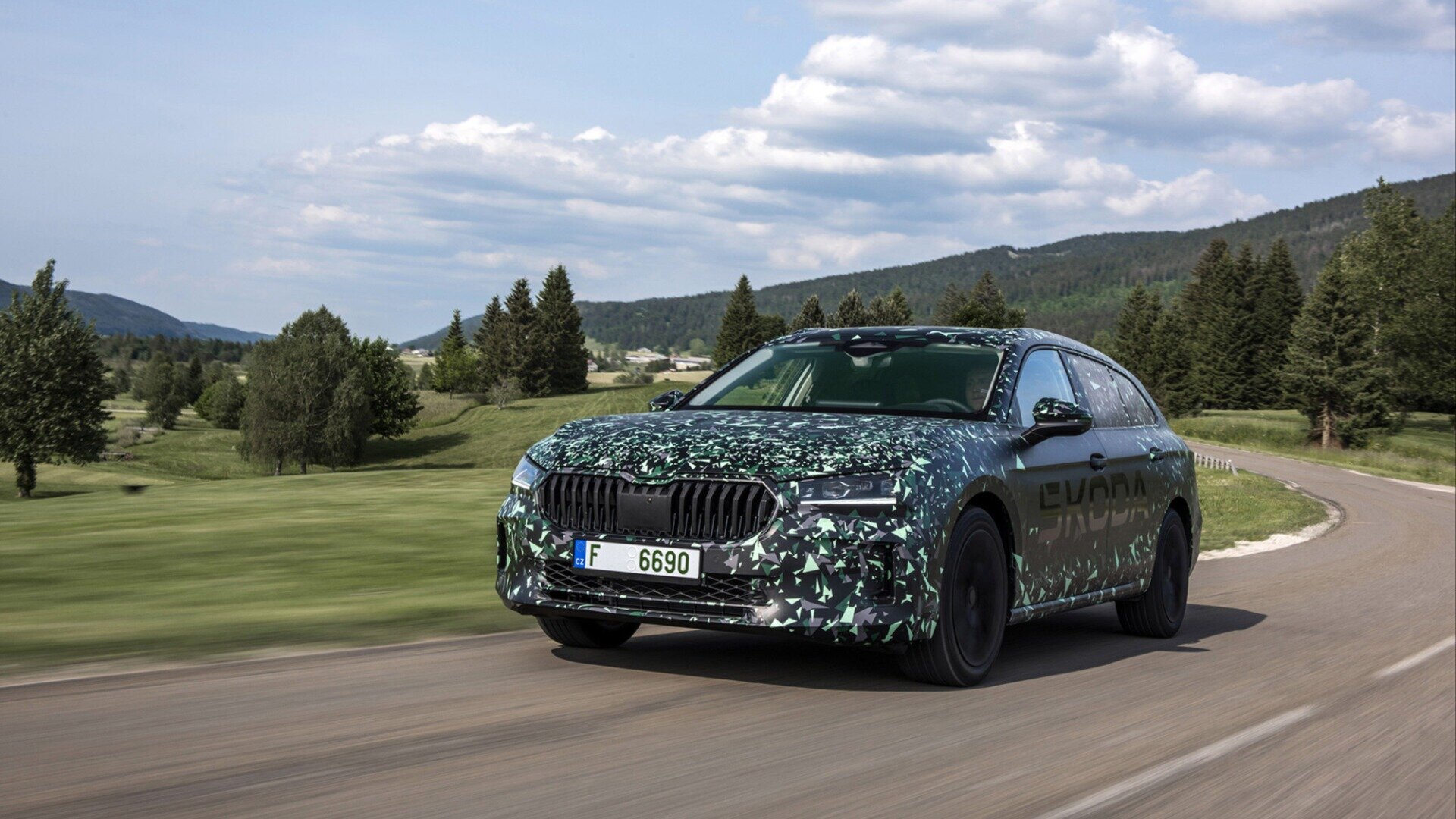 Стали известны технические характеристики Skoda Superb нового поколения