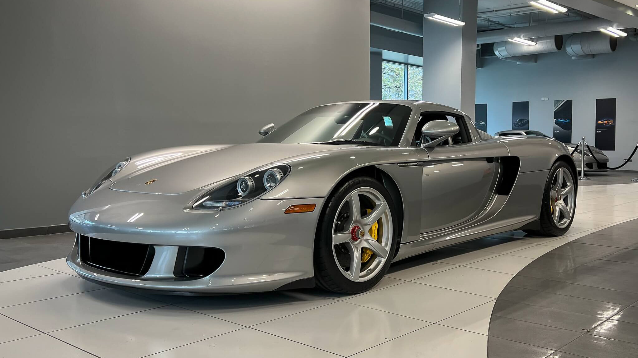Этот 17-летний Porsche Carrera GT проезжал всего по 30 километров в год. Теперь его продают