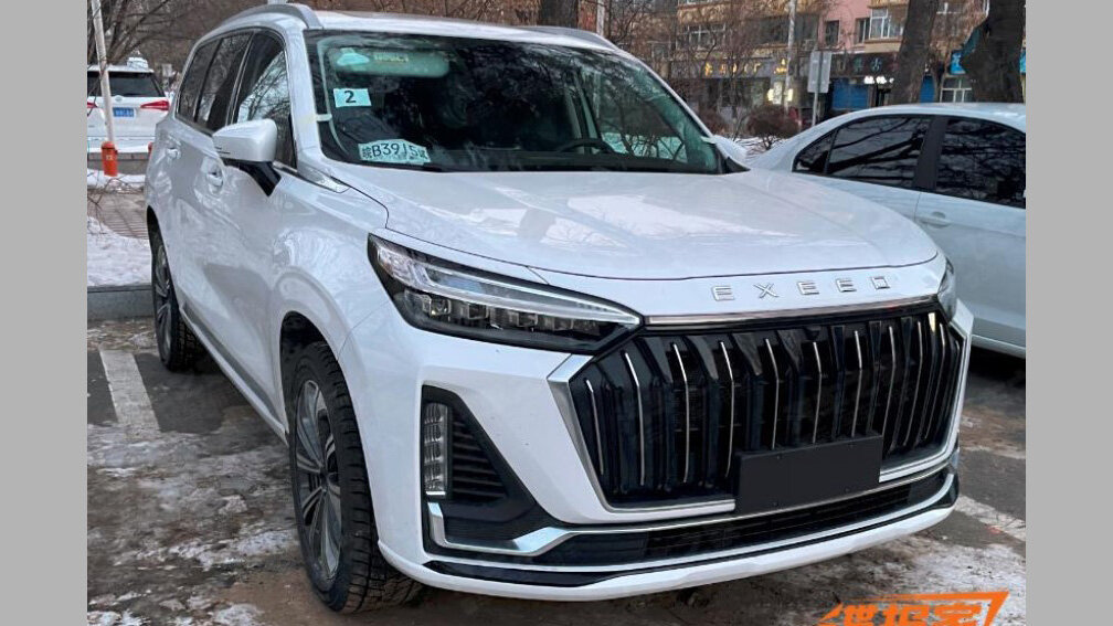 Появились фото обновлённого Exeed VX с тремя экранами и режимом дрона