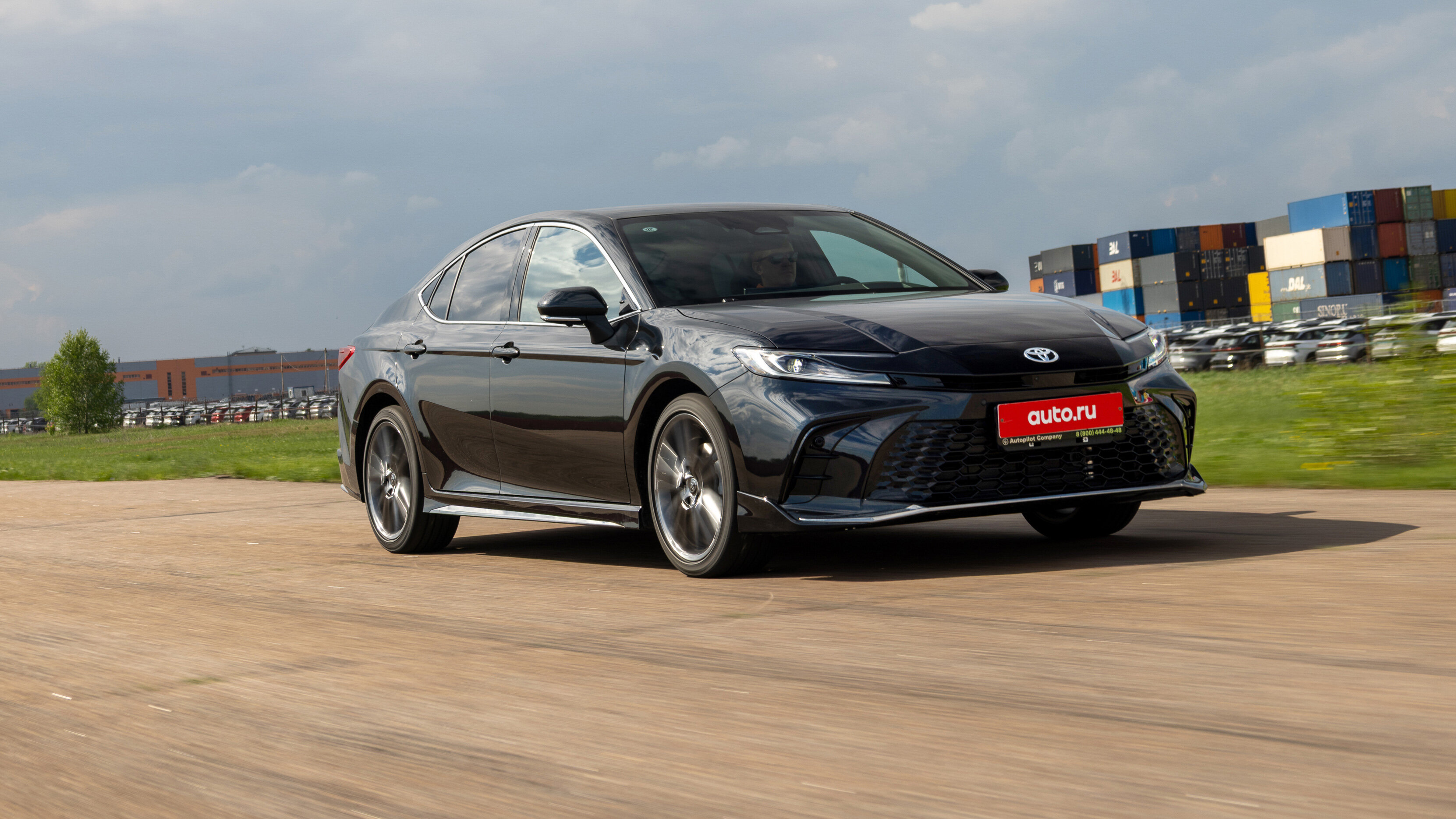 Экспертный тест Toyota Camry: плюсы и минусы легенды, которая стала гибридом, но не изменила традициям