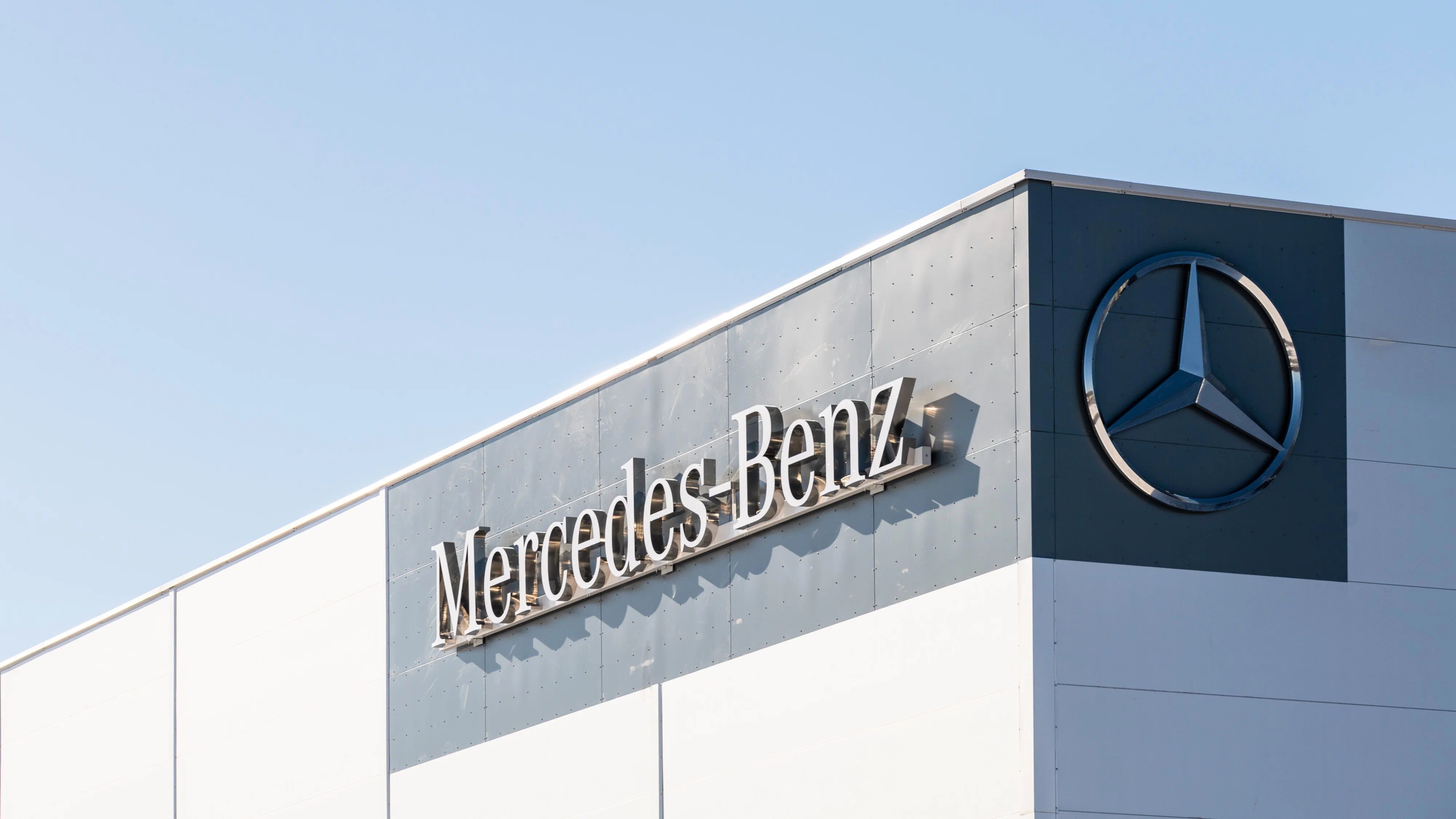 Mercedes-Benz полностью отключил российских дилеров от своих онлайн-сервисов