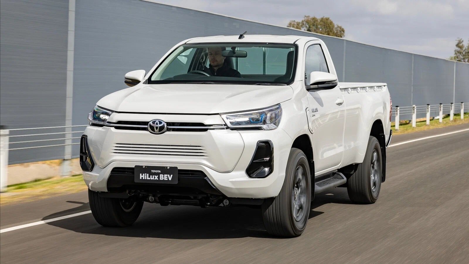 Электропикапы Toyota будут работать маршрутками в Таиланде