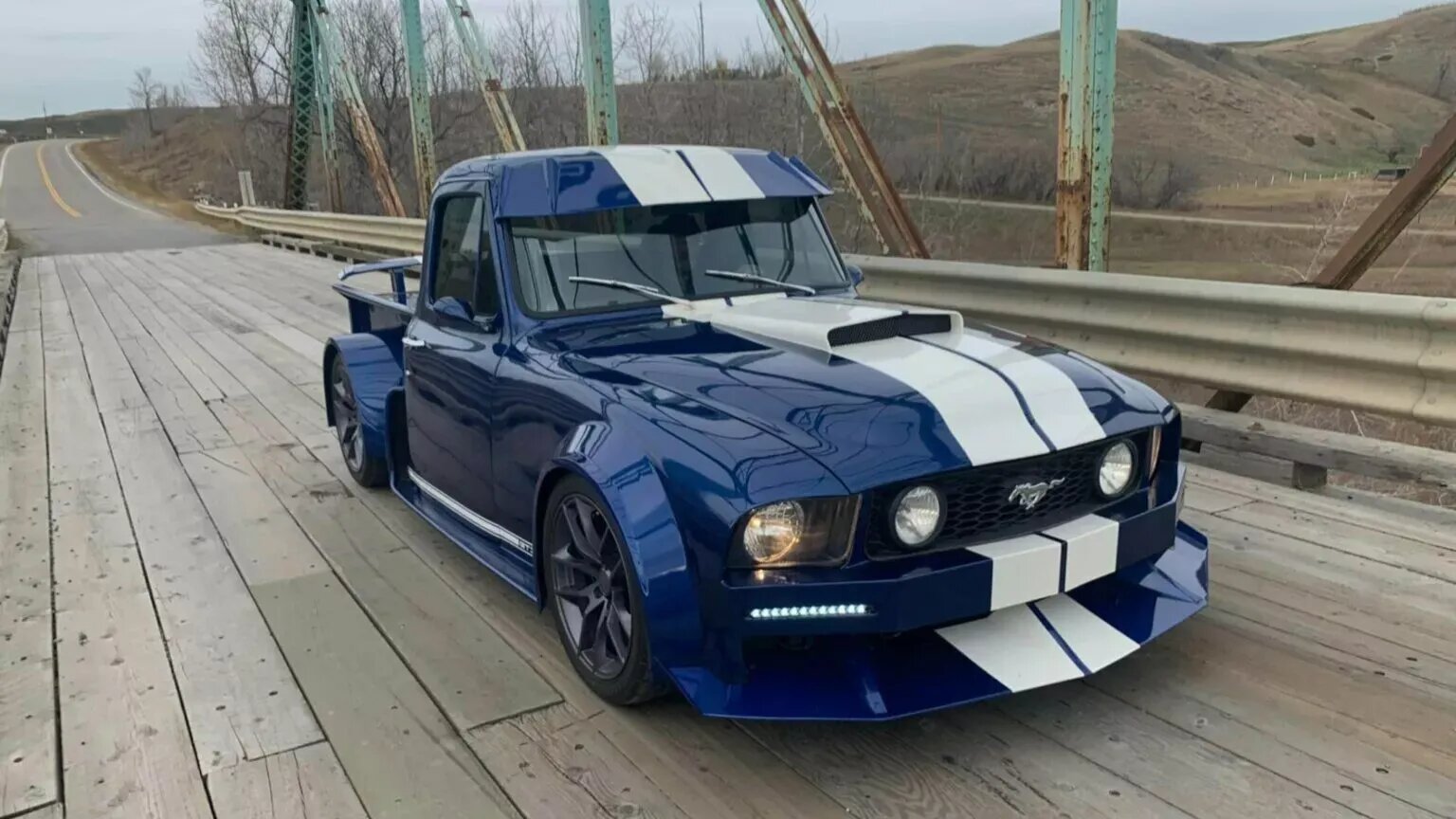 В США построили странный рестомод из Ford Mustang и 70-летнего пикапа
