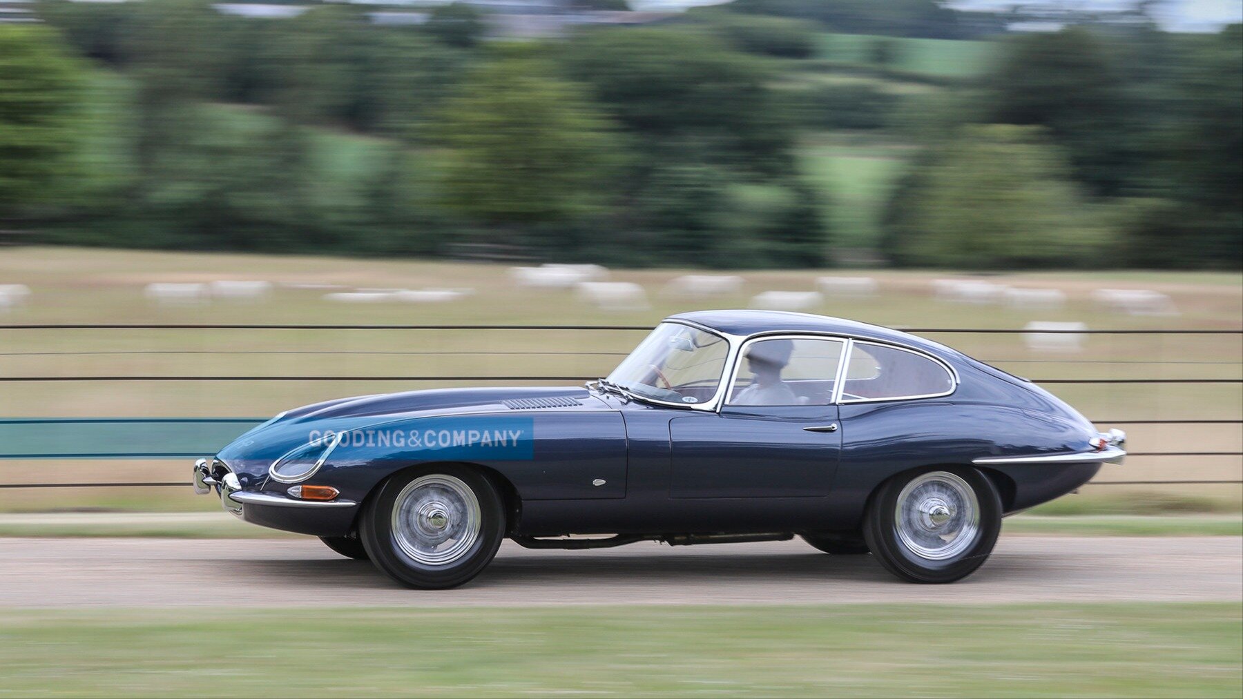 На аукцион выставят первый серийный Jaguar E-type с правым рулём
