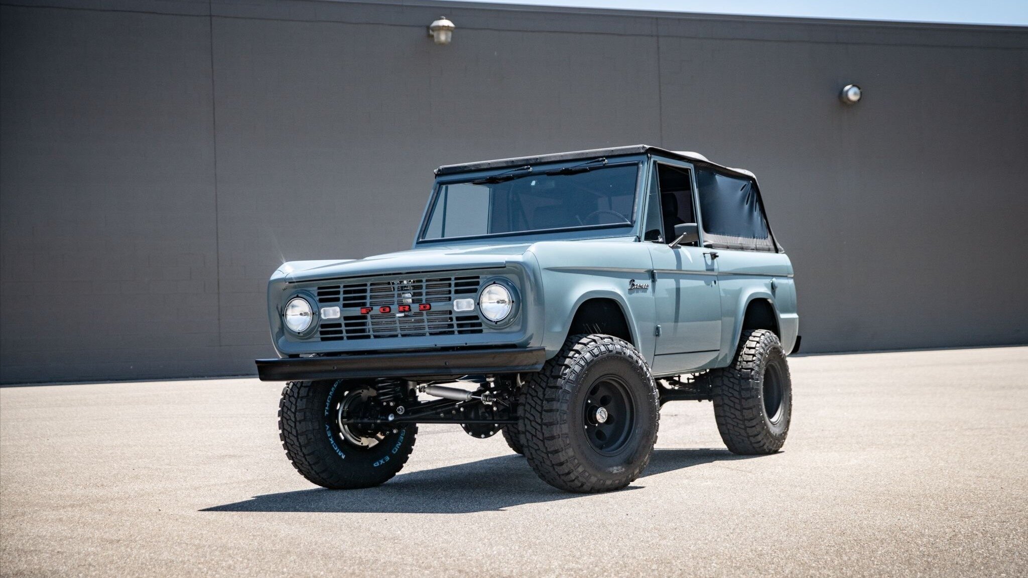 Ford Bronco 1969 года превратили в крутой рестомод и теперь продают — дороже нового Bronco