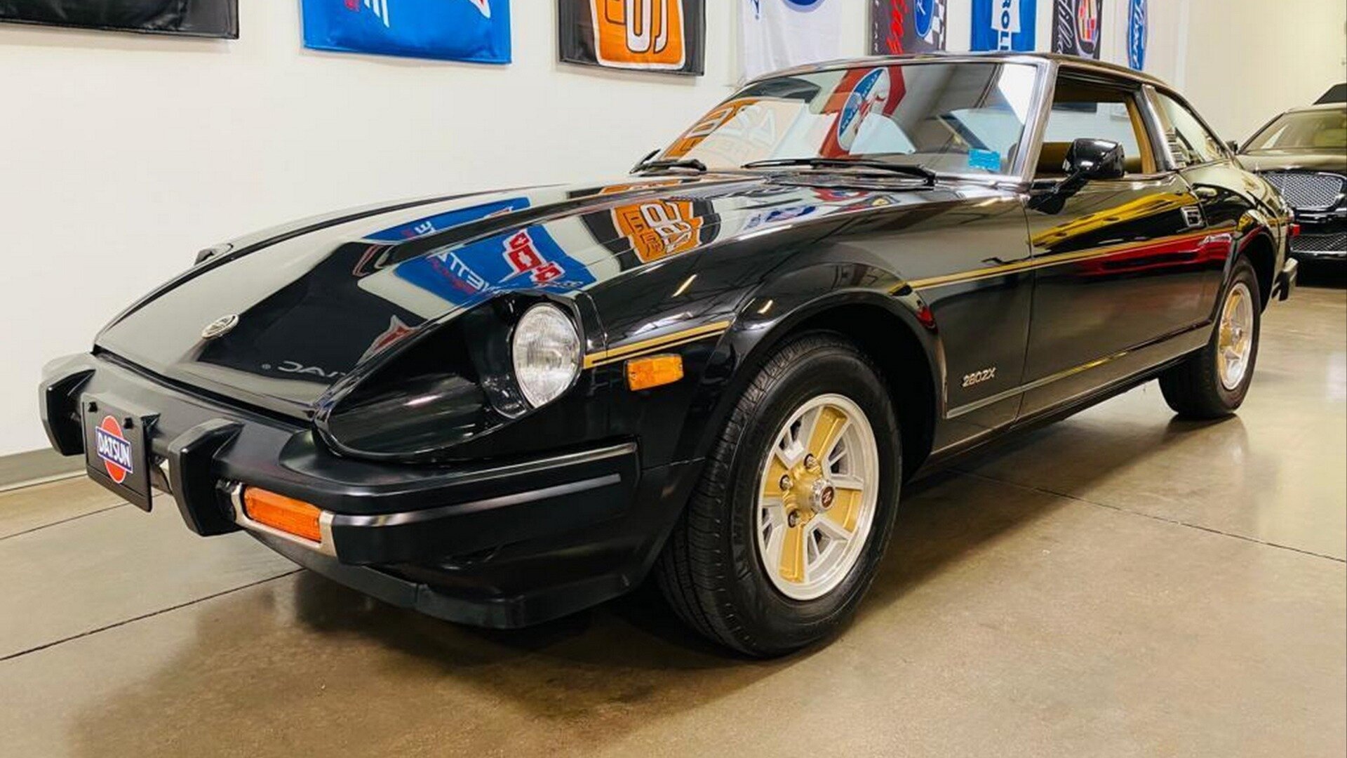 В США выставили на продажу единственный в мире прототип Datsun 280ZX с золотыми полосками
