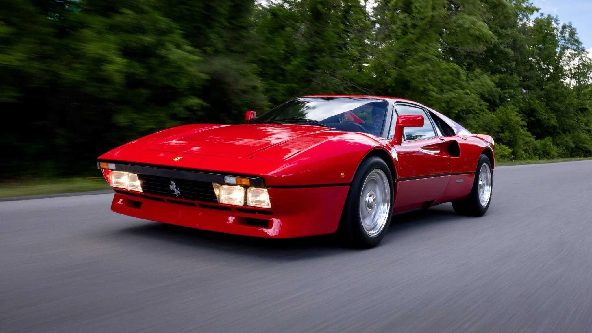На юбилейном аукционе BaT торгуются за Ferrari 288 GTO: уже 6,75 млн долларов