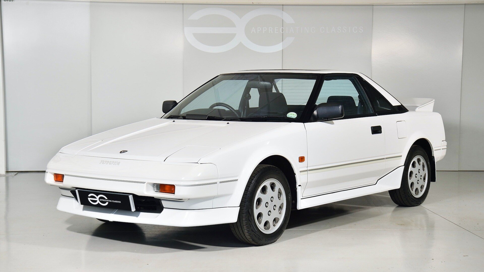 На продажу выставили культовый спорткар Toyota MR2 из 1990-х, который не ездил 32 года