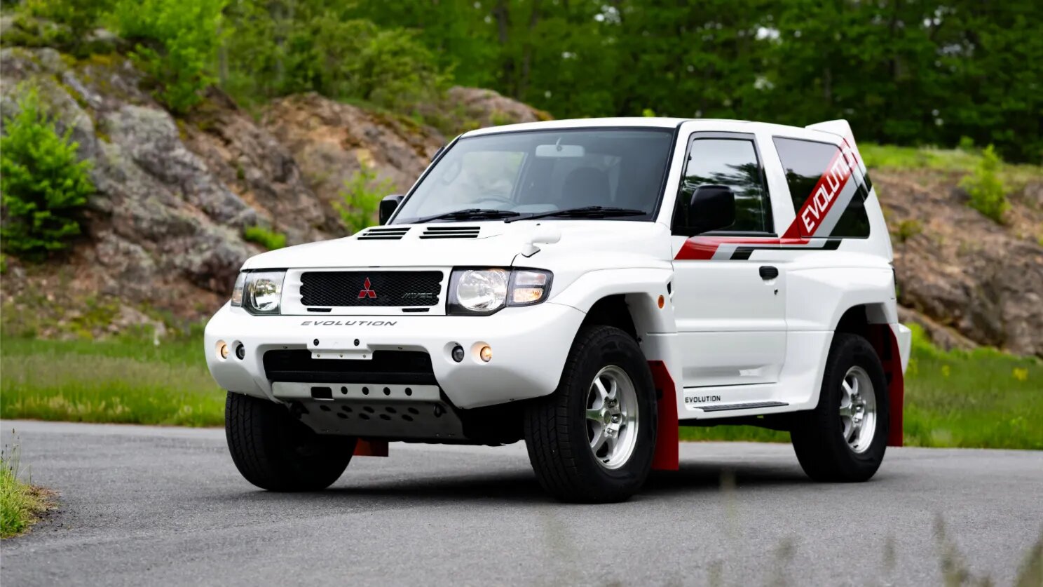 За очень редкий Mitsubishi Pajero Evolution предлагают 3,2 миллиона рублей