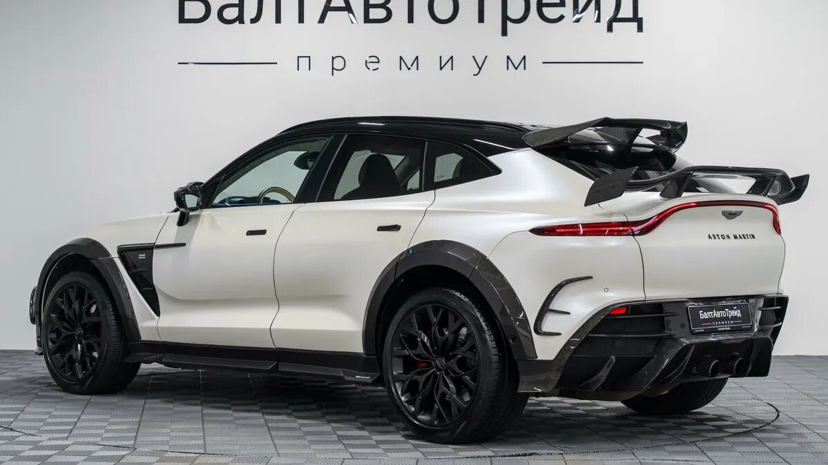 Aston Martin DBX с экстравагантным обвесом оценили на Авто.ру в 25,9 млн рублей