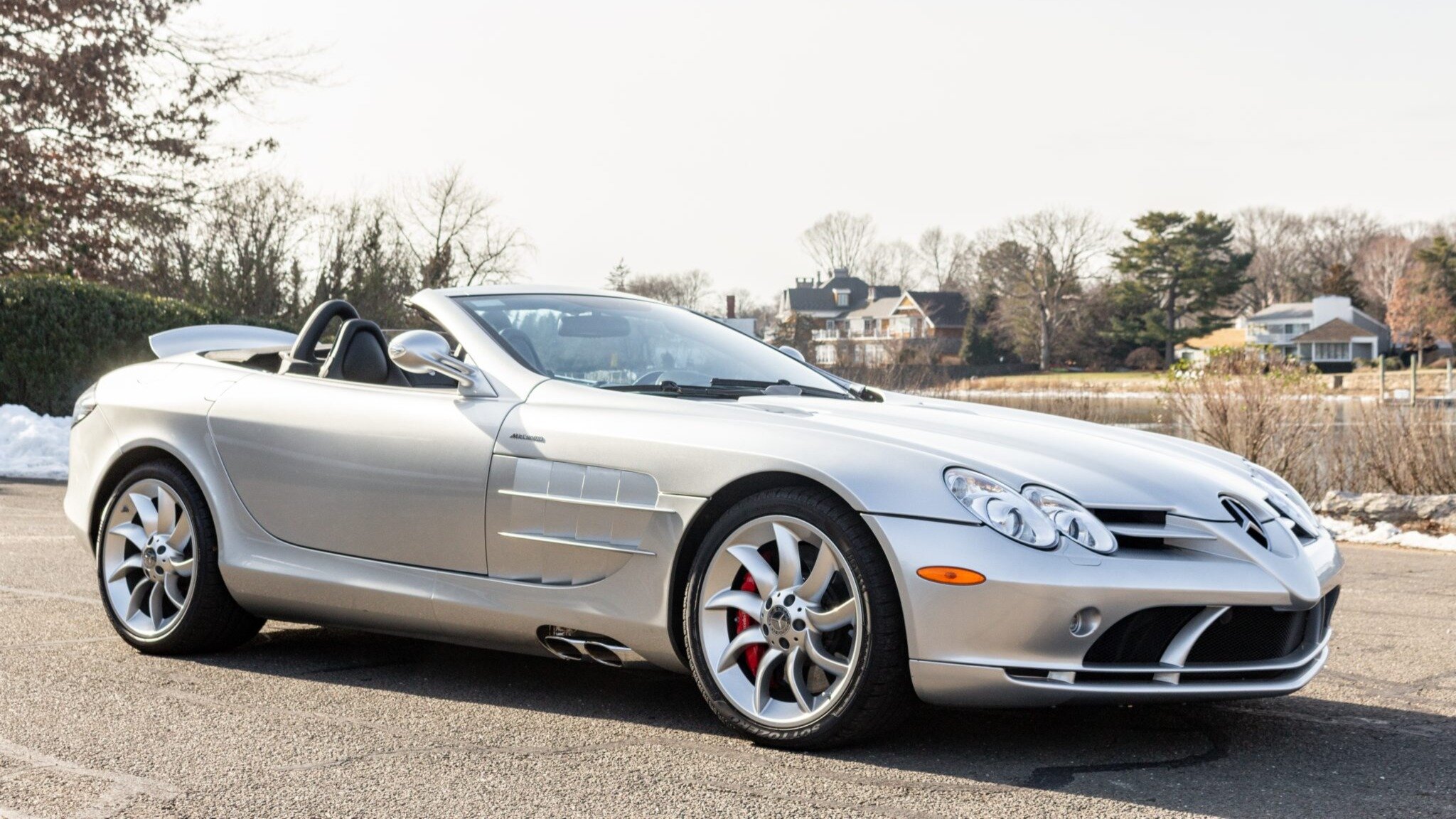 На продажу выставлен суперродстер Mercedes-Benz SLR McLaren: он почти не ездил