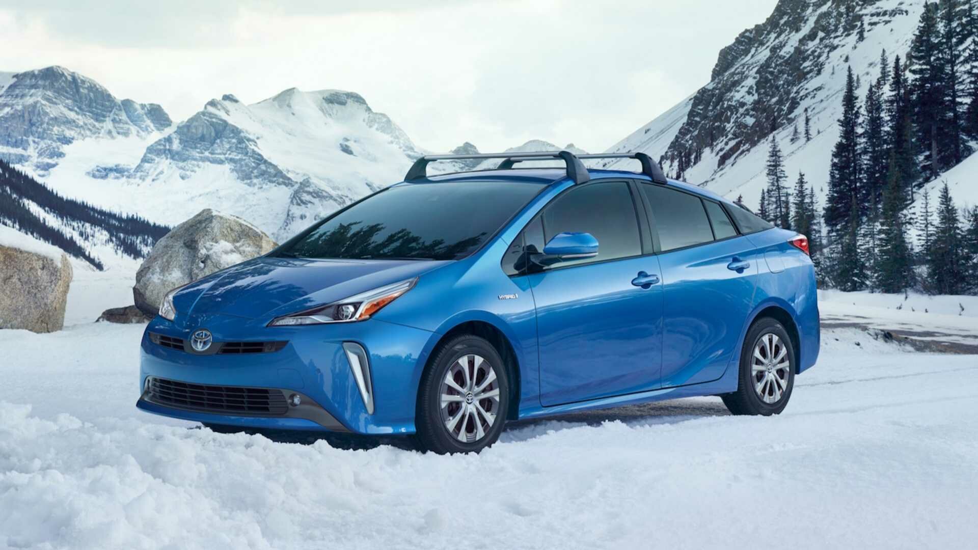 Гибрид Toyota Prius получил новую внешность и полный привод
