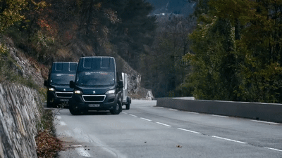 Посмотрите, как Себастьен Лёб на 600-сильном Peugeot покоряет серпантин в Альпах