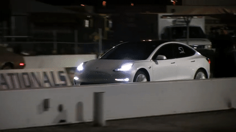 Tesla Model 3 против американских масл-каров: кто быстрее на дрэг-стрипе?