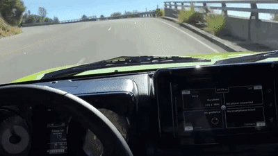 Посмотрите, как новый Suzuki Jimny сходит с ума при быстрой езде
