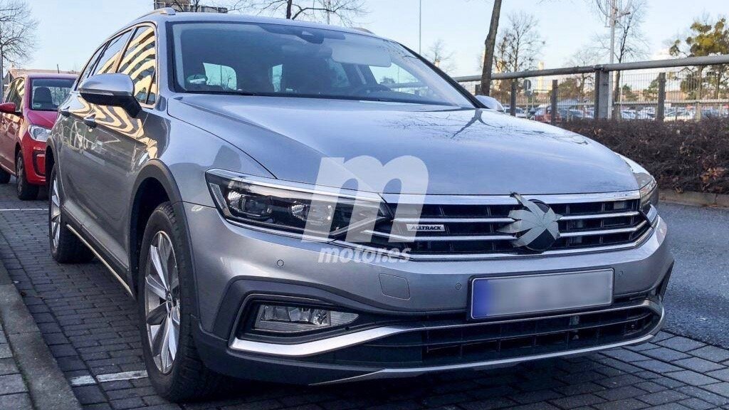 Обновленный Volkswagen Passat сфотографировали на парковке 